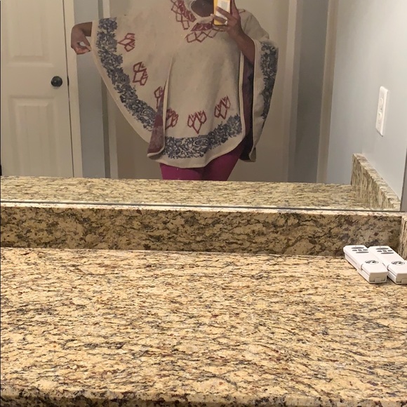 Poncho - Picture 6 of 7